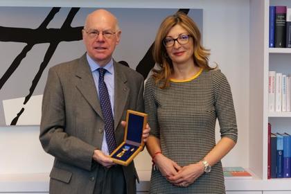 Вицепремиерът Екатерина Захариева награди със Златна лаврова клонка председателя на фондация “Конрад Аденауер”